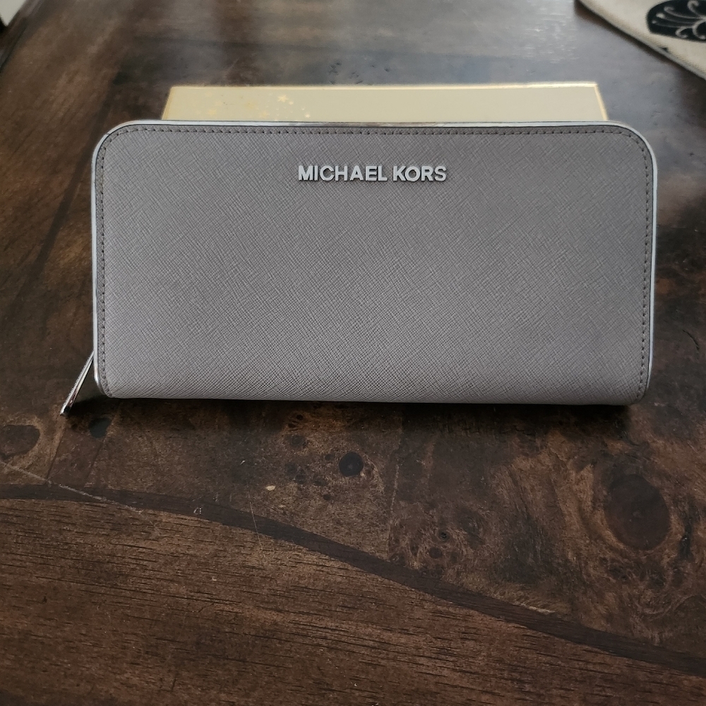 Michael Kors jet set zip around wallet